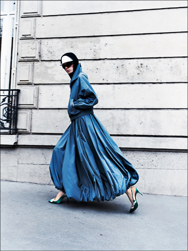 Balenciaga 2026秋季女裝有許多來自品牌檔案庫的靈感，擷取經典輪廓為本，再加入當代視角重新演繹。