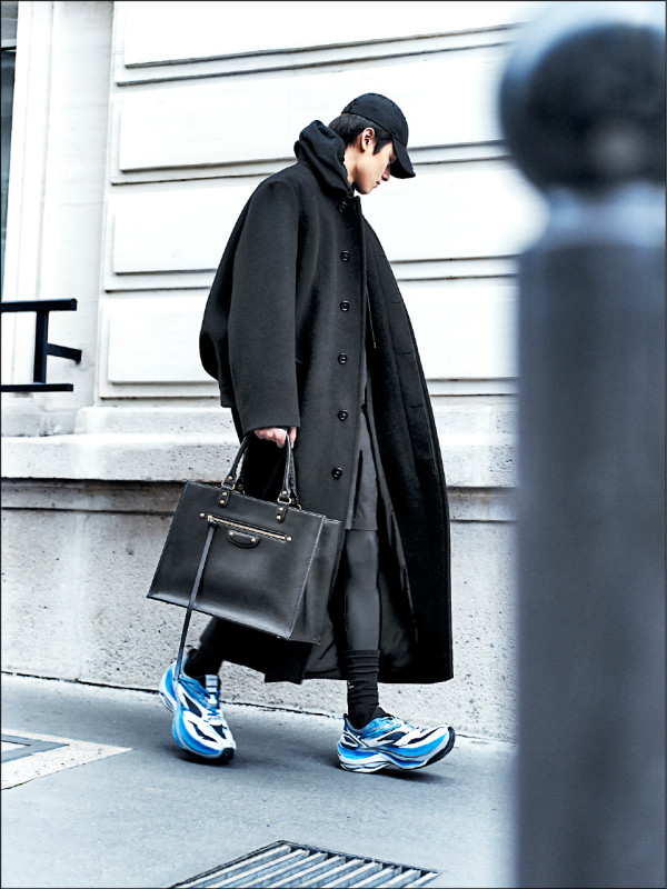 攝影師Robin Galiegue透過鏡頭，捕捉各領域藝術家穿上2026秋季系列服裝的畫面，圖為韓國男團THE BOYZ成員李柱延的身影。