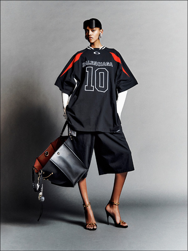 NBA聯名系列採中性設計，即日起在官網與全台指定店面販售。NBA聯名系列寬版男裝T-Shirt，女生混搭也很帥氣，38,800元。