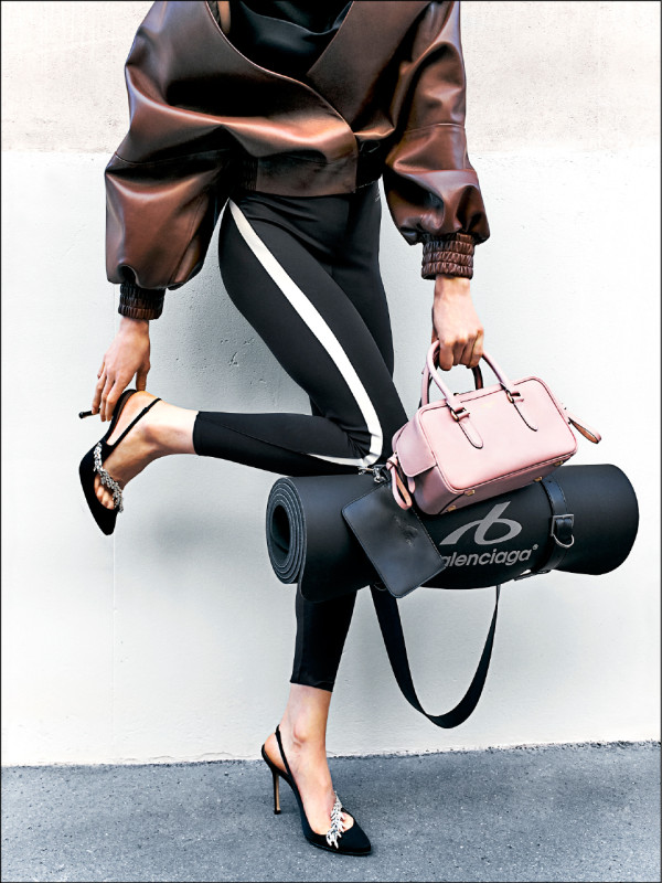 Balenciaga攜手Manolo Blahnik推出三款聯名鞋，涵蓋高跟鞋、低跟鞋、低跟拖鞋設計。台灣尚未上市，詳情店洽。