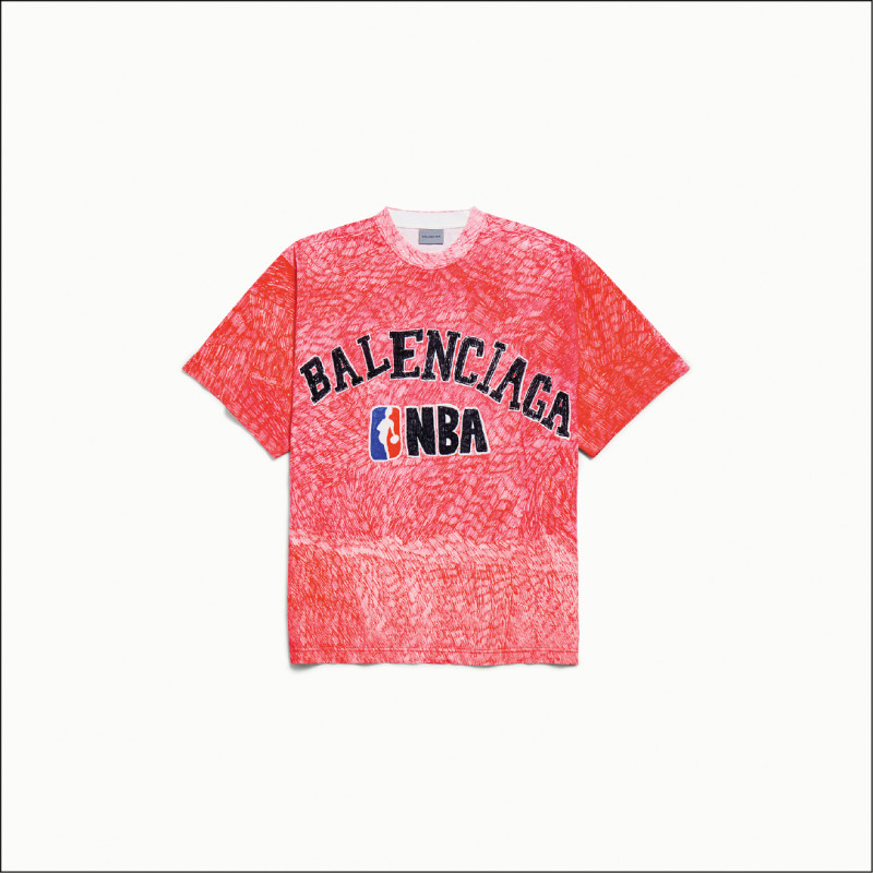 Balenciaga×NBA聯名系列寬版紅色T-Shirt（男），33,300元。