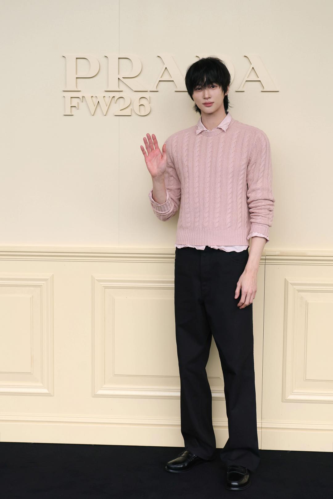 邊佑錫粉色造型展現暖男魅力。