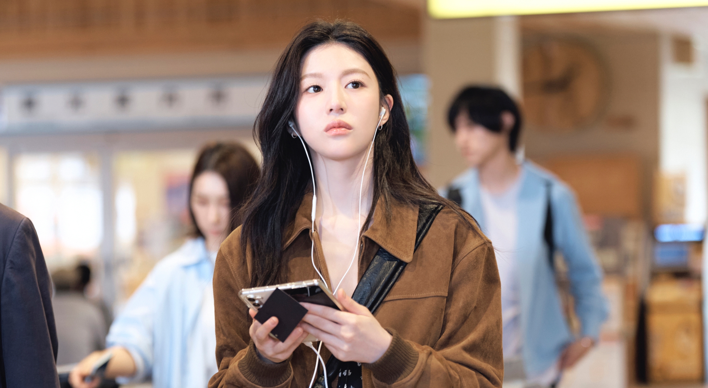 高允貞《愛情怎麼翻譯？》獨旅造型掀代購潮！搶鏡「牛角包」來自法國小眾牌