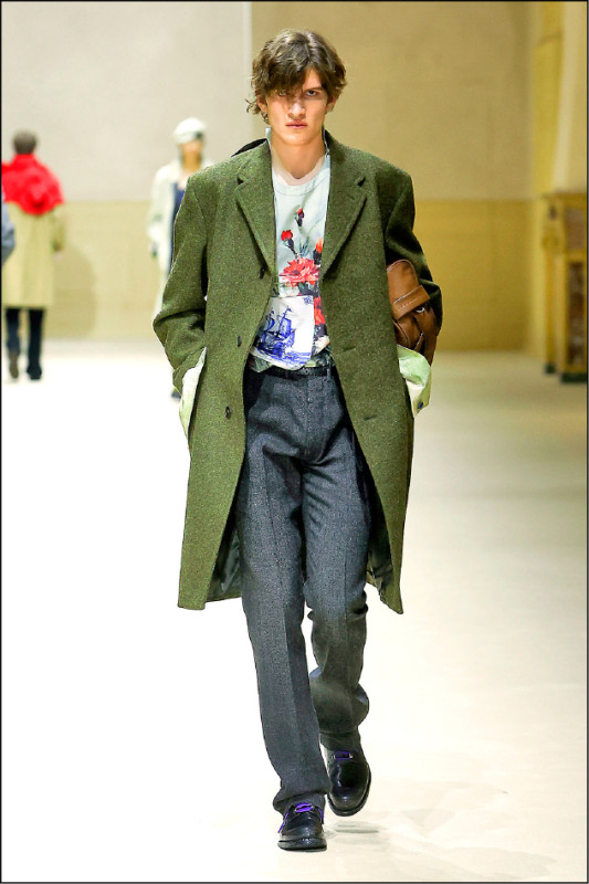 拼貼式印花將歷史意象融入當代設計，呈現過去與現在並置的視覺效果。