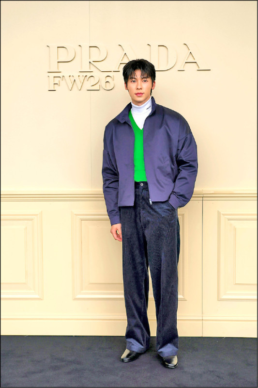 台灣男星許光漢受邀飛往米蘭欣賞Prada秋冬男裝大秀。