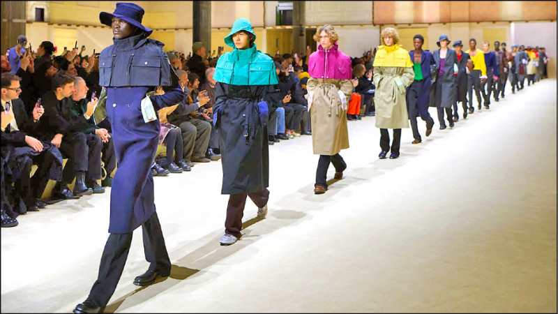 Prada 2026秋冬系列男裝以修長比例為主軸，搭配纖長大衣與披肩式風衣，展現經典輪廓與機能語彙的融合。