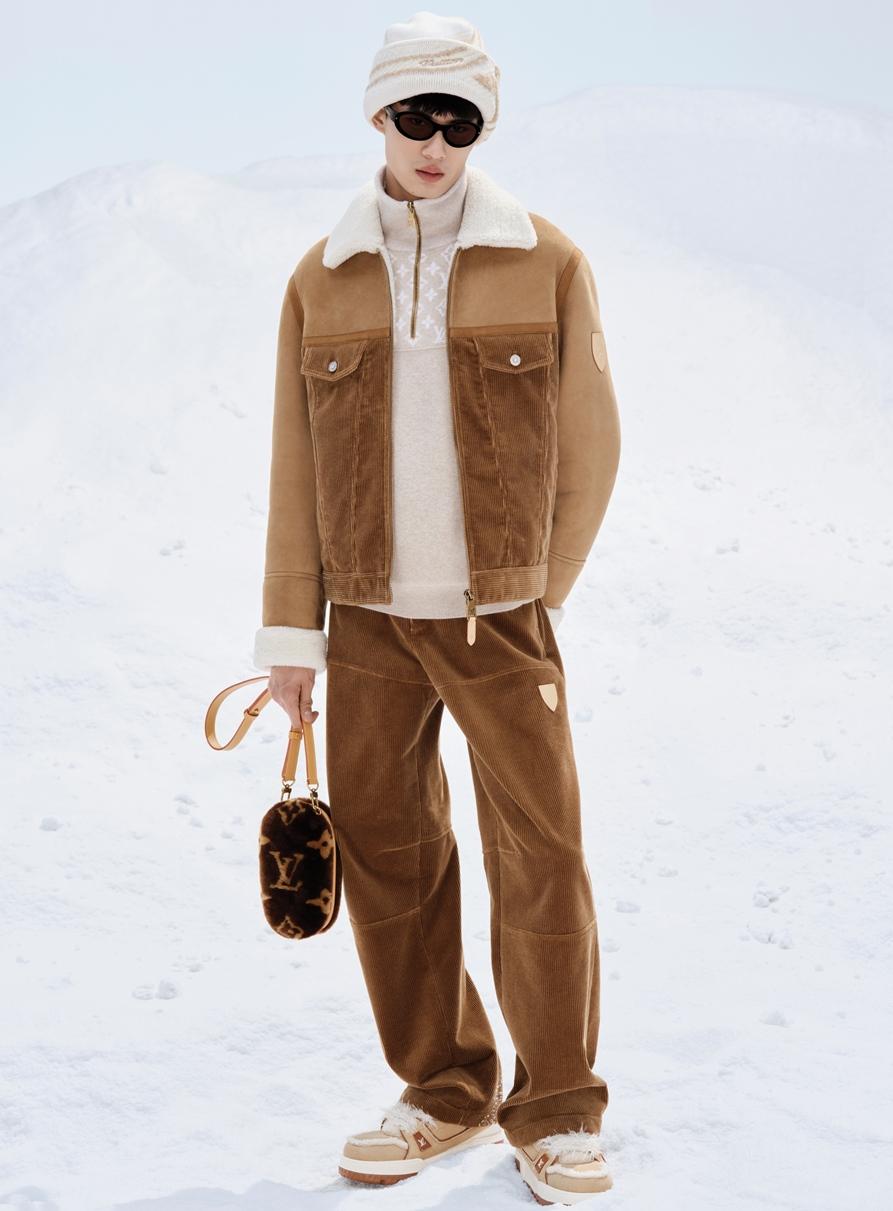 LV SKI系列燈芯絨羊毛皮拼接牛仔外套，223,000元。休閒燈芯絨長褲，53,000元。