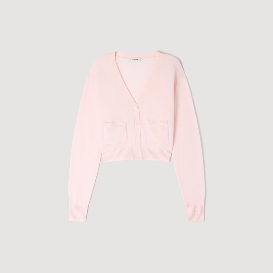 Sandro櫻花粉針織開襟衫 ，推薦價9,190元。