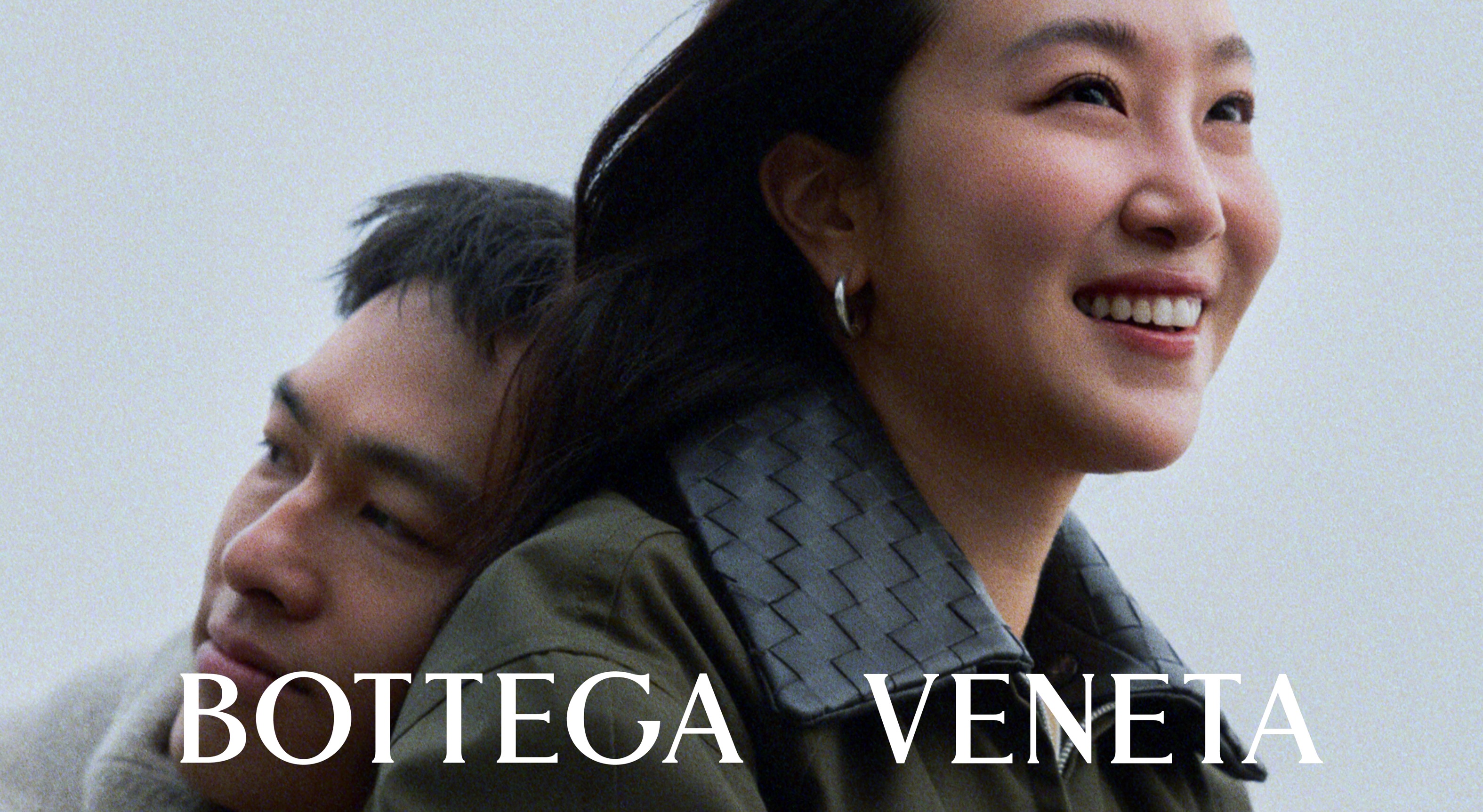 楊祐寧抱妻騎車哼〈甜蜜蜜〉放閃！BV新春短片糖度超標