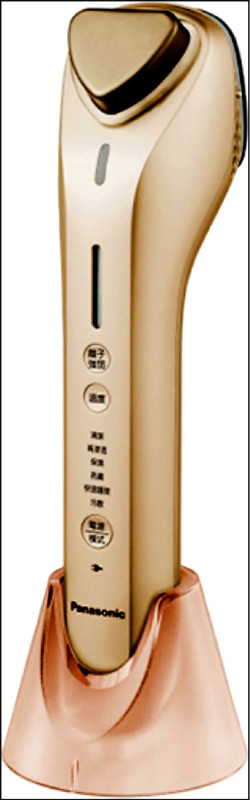 Panasonic EH-ST99-N高滲透離子美容儀，原價10,990元、特價8,990元，買即贈「SP-2513洗臉髮套組＋ O-97資生堂紅妍化妝包」。