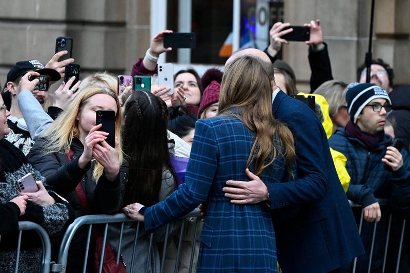 在街邊與皇室粉絲互動時，威廉親暱勾著凱特的腰，展現夫妻間難得的甜蜜放閃。（路透）