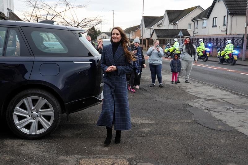 凱特王妃這身格紋大衣十分修身，腰際處的抓縐設計巧妙。（美聯社）