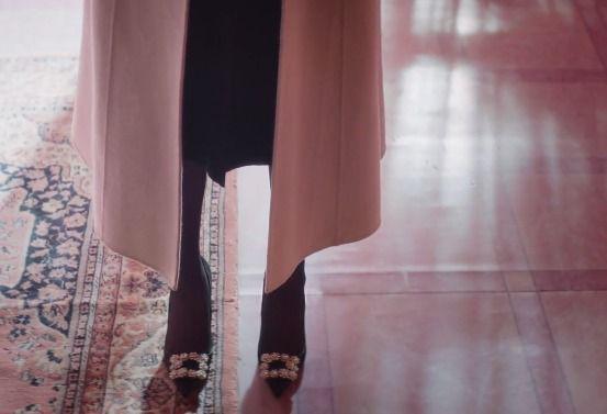 Flower Strass系列高跟鞋，以水晶在鞋面錯落排成花型，低調在足尖閃耀。