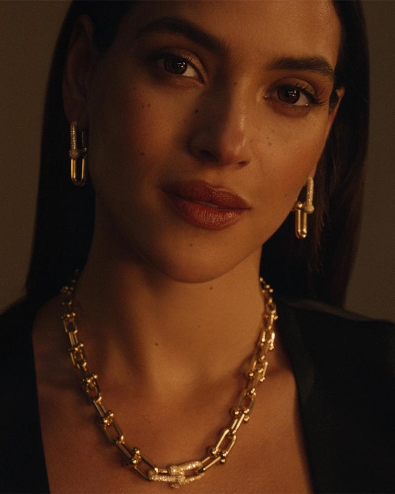 Adria Arjona披上Tiffany作品拍攝情人節形象影片。（Tiffany & Co.提供）