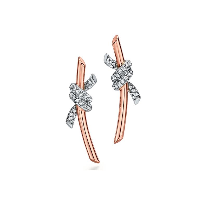 Tiffany Knot 18K玫瑰金與鉑金鑲嵌鑽石耳環。（Tiffany & Co.提供）