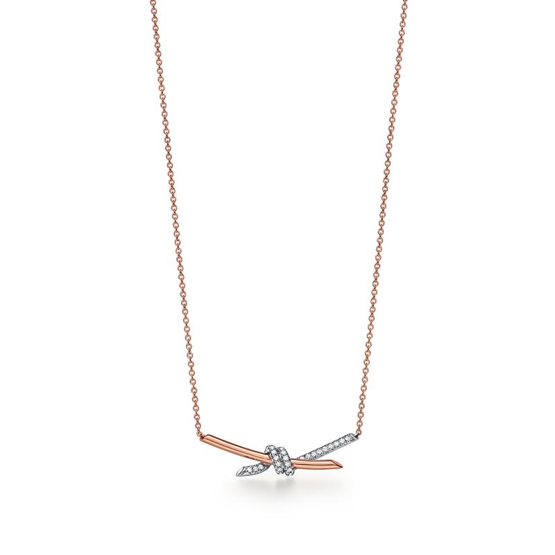 Tiffany Knot 18K玫瑰金與鉑金鑲嵌鑽石鍊墜。（Tiffany & Co.提供）
