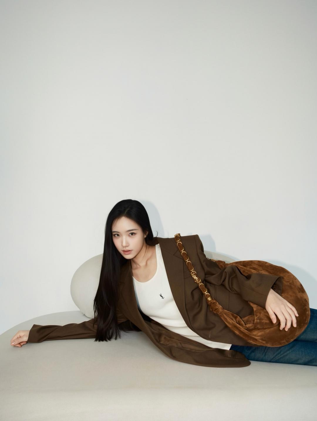 Lily這身造型出自SAINT LAURENT，簡約又時髦。