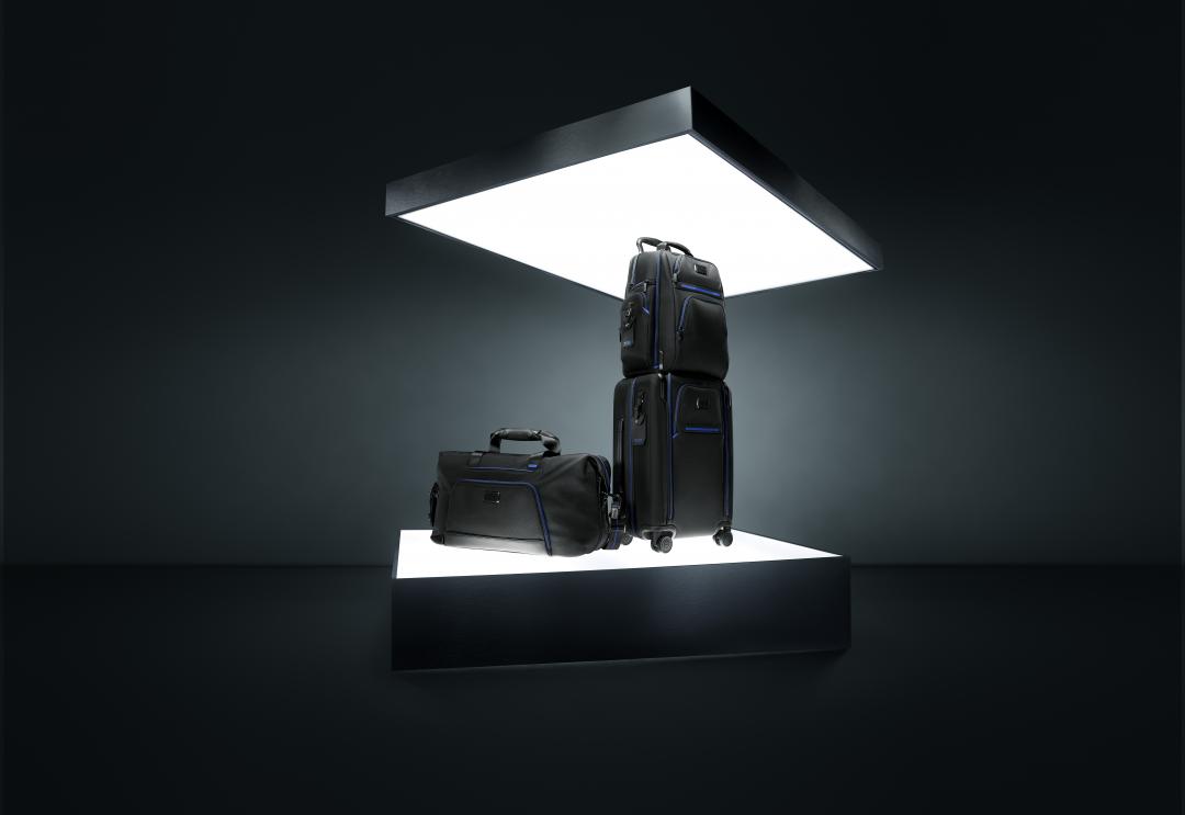 全新一代TUMI Alppha系列電光藍色系，（左起）雙層擴展旅行袋（NT$23,400）、Brief後背包（NT$27,800）、雙向開口可擴展登機箱（NT$37,400）。