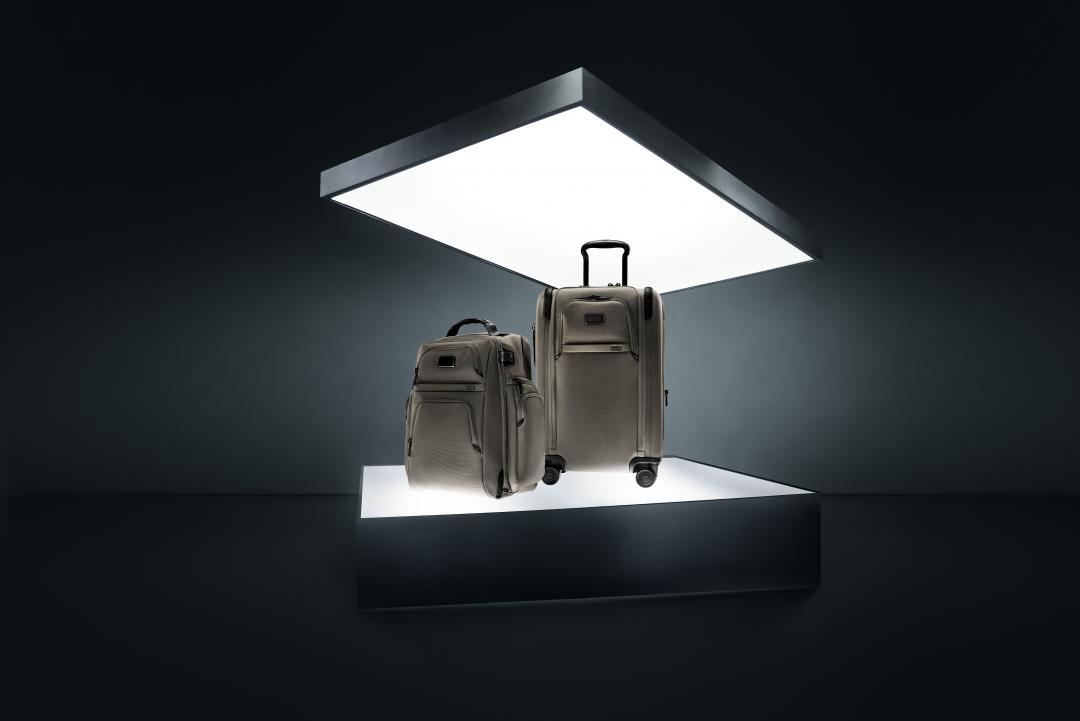 全新一代TUMI Alppha系列合金灰色系，（左起）Brief後背包（NT$27,800）、雙向開口可擴展登機箱（NT$37,400）。