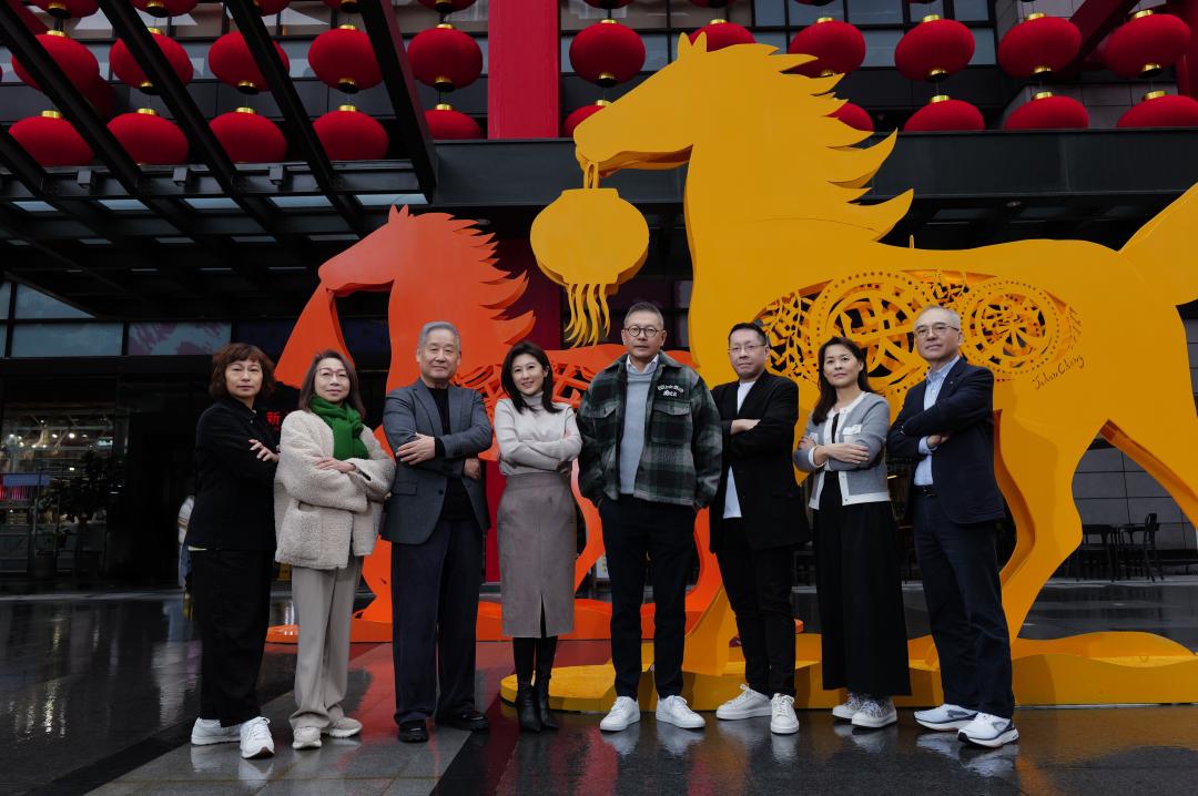 新光三越副董事長吳昕陽(右四)帶領團隊，朝千億目標努力。(新光三越提供)