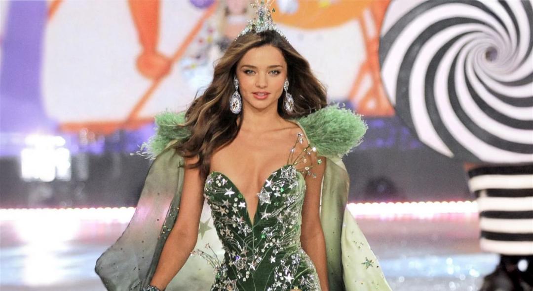 42歲「維密天使」生四胎仍魔鬼身材 網驚：她有生小孩？