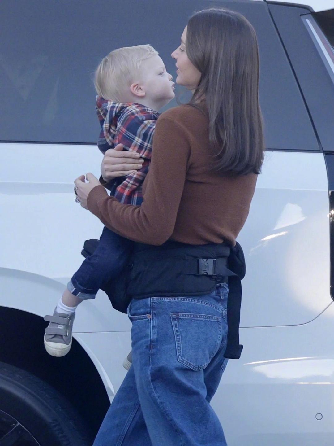 12年間生了四胎，米蘭達可兒依舊維持超模時期的纖細體態。