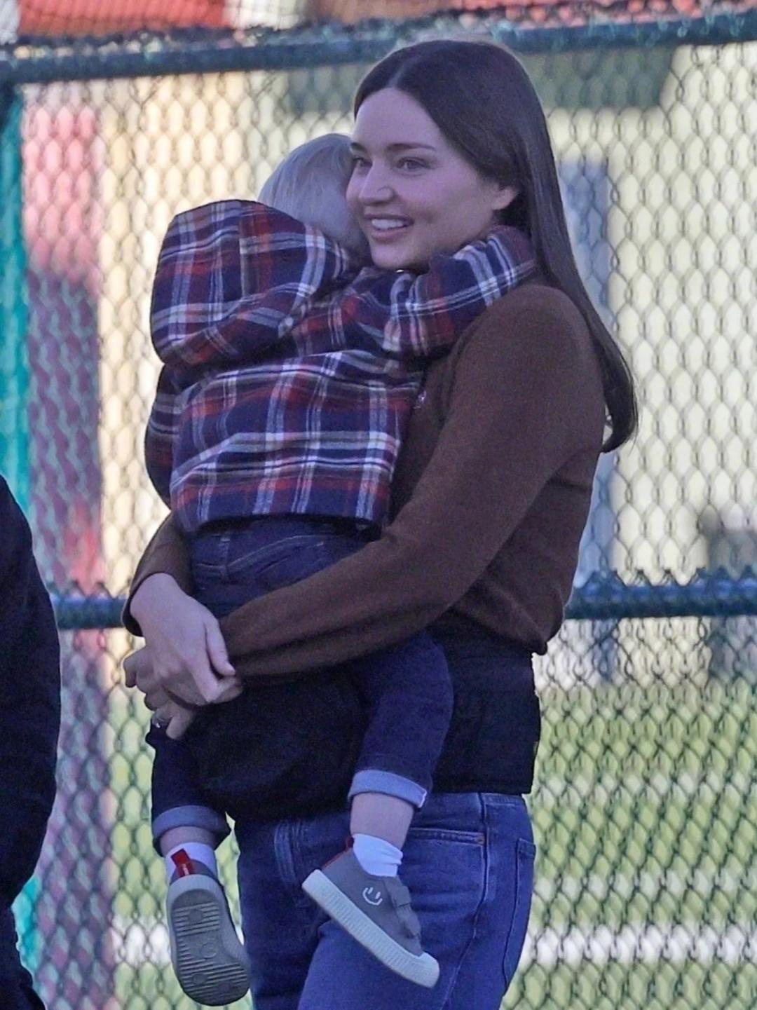 即便育兒時，米蘭達可兒包的緊緊的，依然可以看出身形緊實，毫無贅肉。