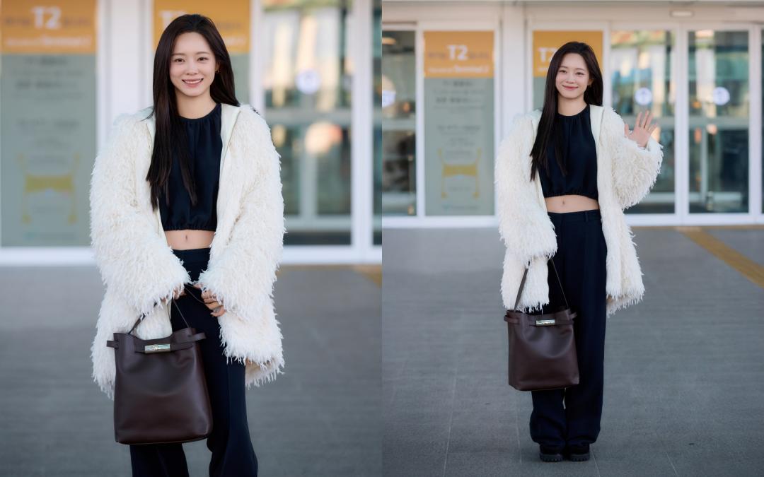 金世正來台時以全套LONGCHAMP造型現身，外套（NT$35,900）、上衣（NT$19,000）、寬褲（NT$24,900）及Le Smart系列包款（NT$40,500）。