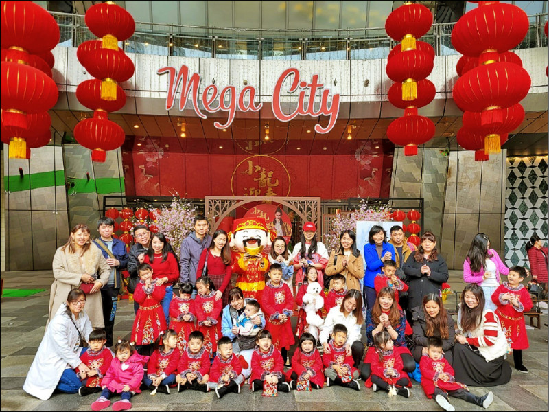 2月20日年初四板橋大遠百邀請小朋友化身「小小財神」，體驗趣味闖關與招財好運。