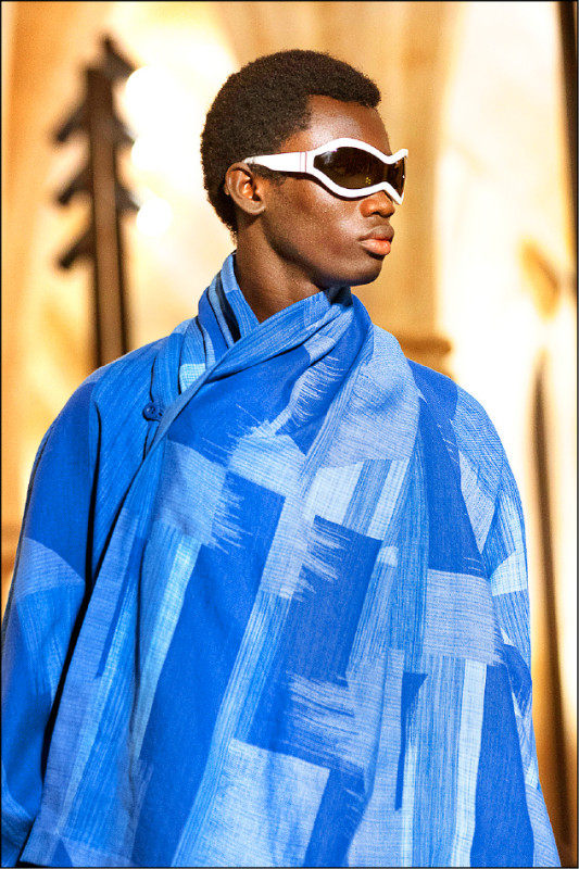 KASURI系列運用日本傳統絣織工藝，將部分預染紗線排列在織機上，打造漸變圖騰與色彩效果。