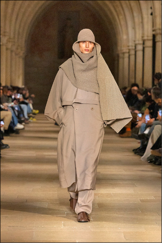 FRONT BACK系列聚焦面料本身的色彩與光澤表現，藉由翻褶與細節，呈現服裝在行進間的流動感。