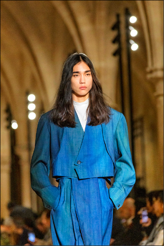 GRADATION WOOL系列以手工澆染工藝製作，每件單品皆展現獨有色彩層次。