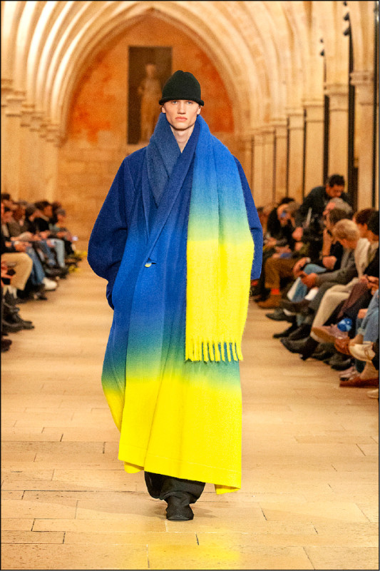 秀場上最吸睛的三色漸層外套，採用職人手工染色完成，並可透過不同穿法形塑多變輪廓。