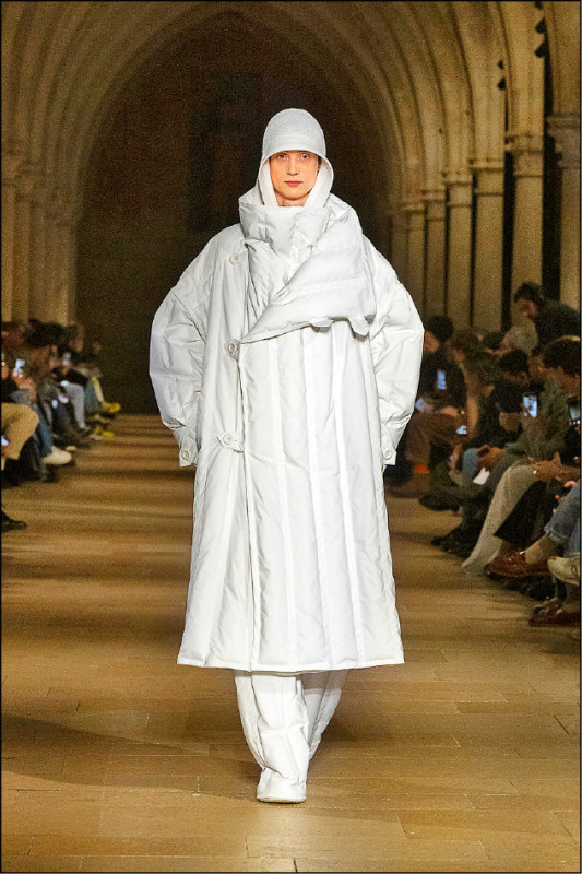 RAFT系列具有雕塑感的鋪棉外套，以繩狀材質填充，在輕量與保暖之間取得完美平衡。