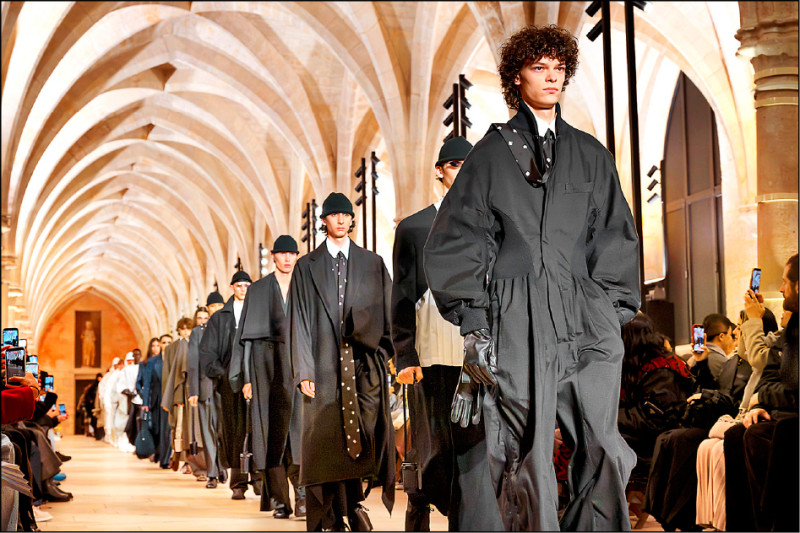 IM MEN 2026秋冬男裝CLAY系列以獨家織物打造，呈現如陶土雕塑般的立體造型，為男裝注入更細膩的線條變化。