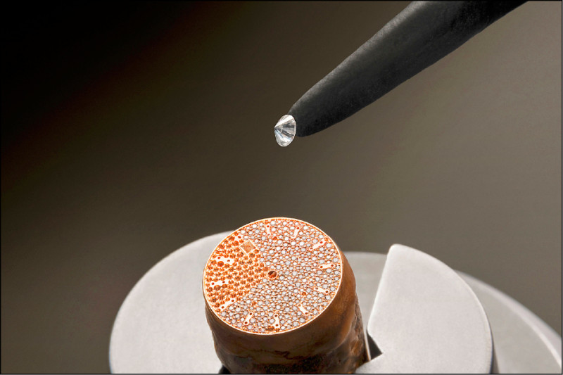 所有鑽石位置皆精心布局，確保綻放最大光彩。