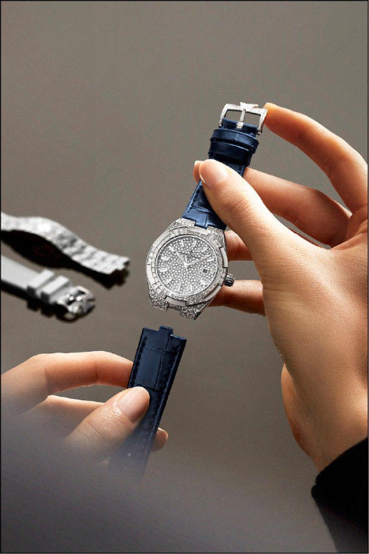 隨錶附贈皮革錶帶，透過便利的快拆錶帶系統可隨時切換風格。