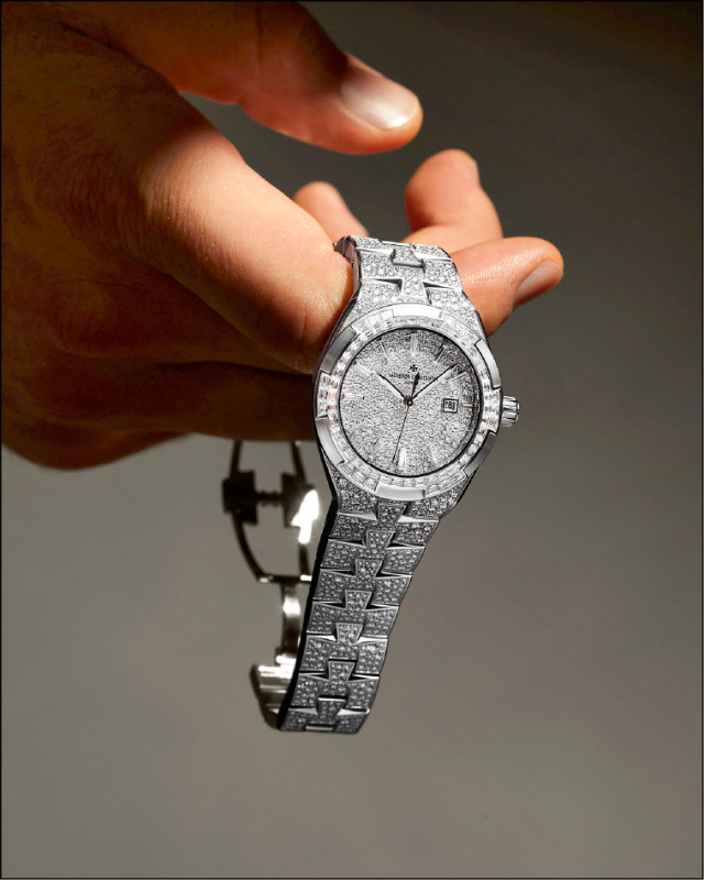 江詩丹頓Overseas系列首度推出35毫米珠寶腕錶，藉由總重12.58克拉鑽石鋪陳極致奢華感。