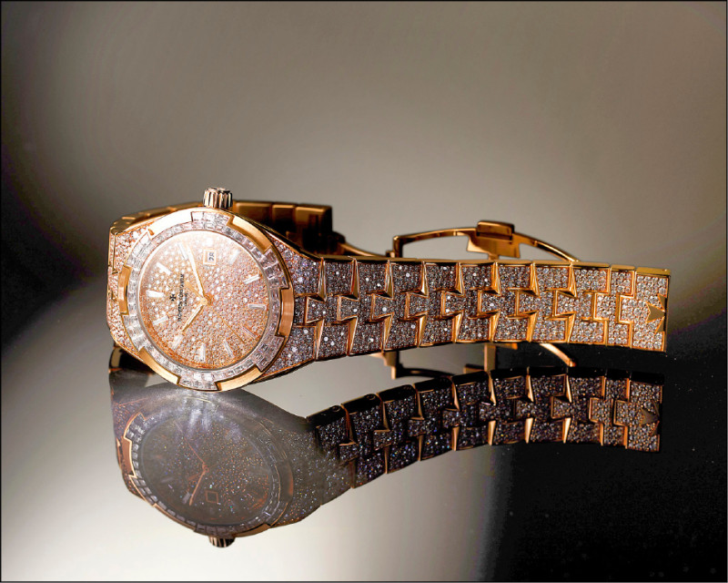 江詩丹頓Overseas系列35毫米珠寶腕錶，3點鐘位置的日期窗大小適中，兼顧和諧美感和易讀性。圖為18K粉紅金款。