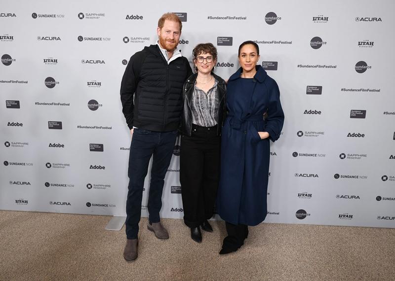 哈利王子（最左）、梅根（最右）現身出席獨立影展發表。（美聯社）