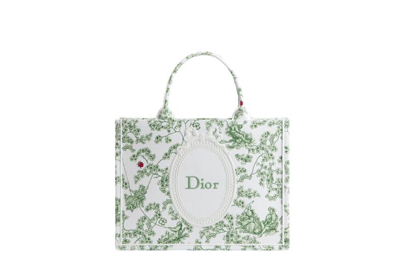 Dior Book Tote白色 Toile de Jouy Clover刺繡帆布中型托特包，120,000元。（Dior提供）