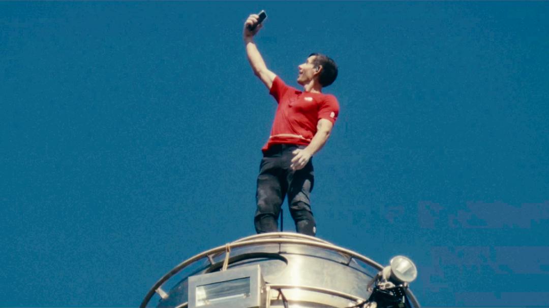 霍諾德成功徒手攀爬台北101。(記者潘少棠攝)