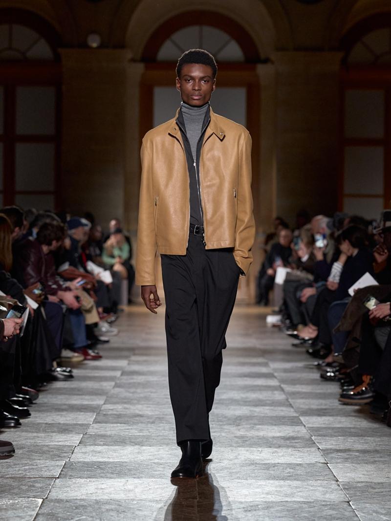 以皮革打造的服裝單品貫穿全系列，連結品牌歷史。（Hermès提供）