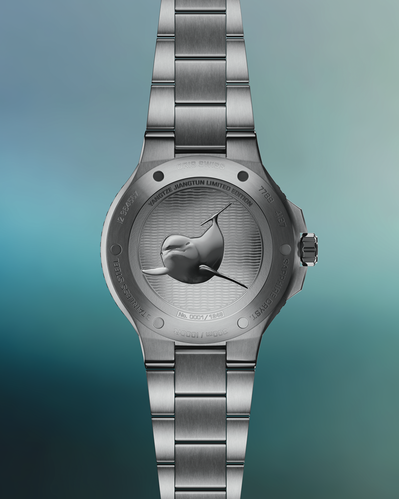 底蓋微江豚的圖騰鐫刻。（Oris提供）