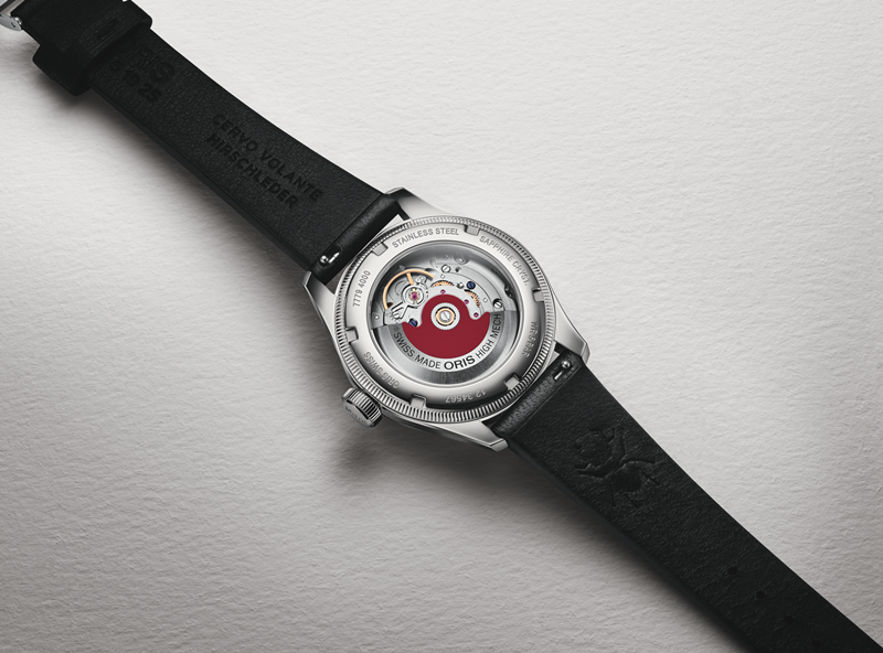 透視後底蓋可欣賞機芯走時運作。（Oris提供）