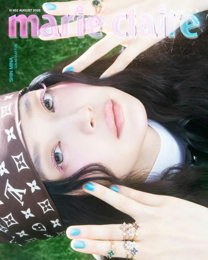 戴上頭巾、粉色纖長睫毛，大膽造型也能輕鬆駕馭。