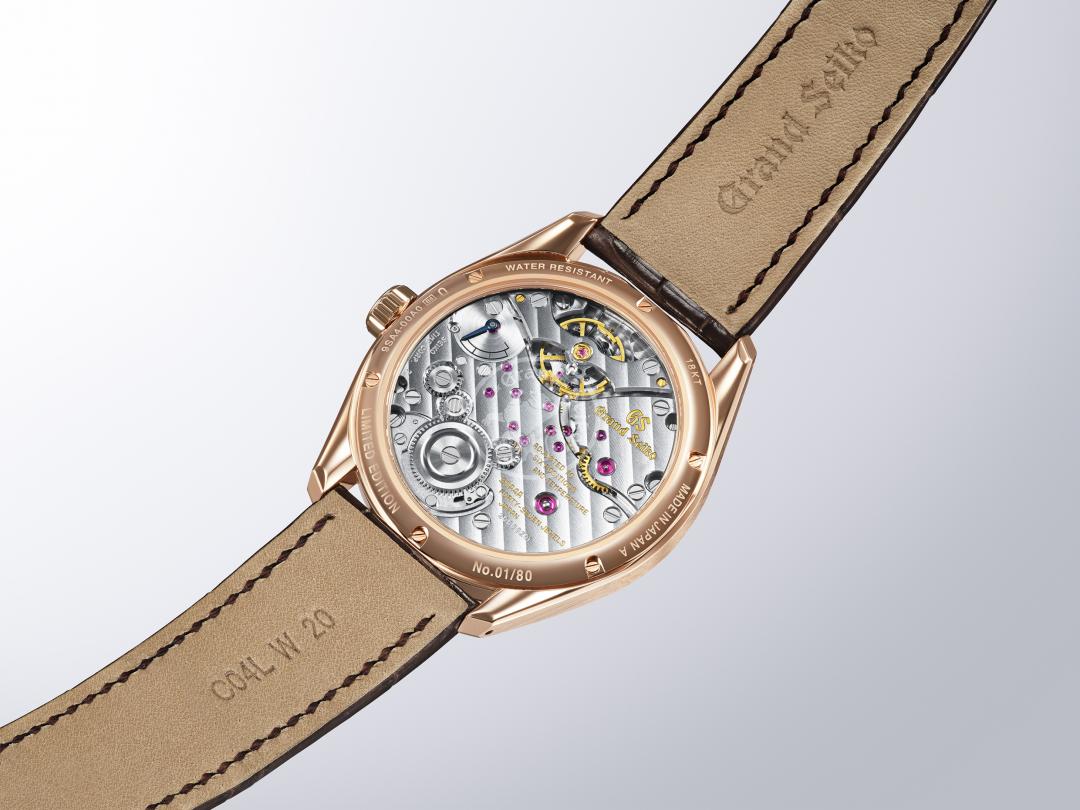 9SA4手動上鍊機芯，動力儲存80小時。