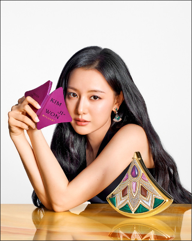 寶格麗韓國品牌大使金智媛搶先示範BVLGARI ICONS Minaudière系列Divas' Dream晚宴包。