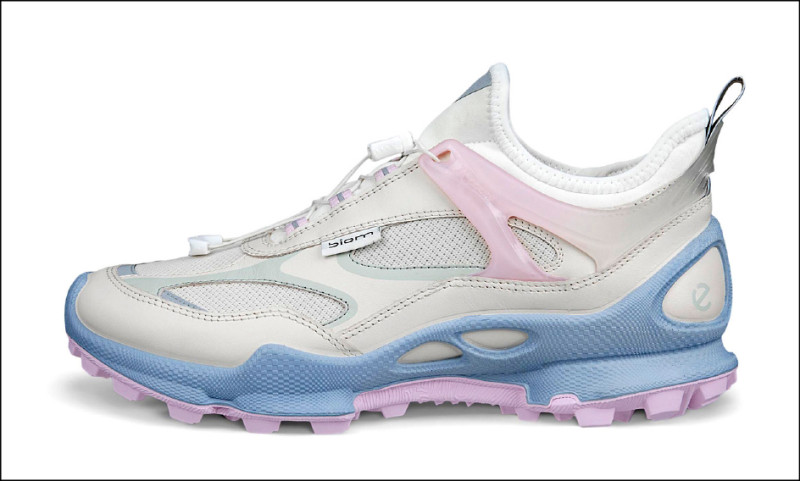 BIOM C-TRAIL主打三色拼接款女鞋，「雲舞白」為主軸，再揉合蠟筆色系暖心粉與冰藍色，共織春日溫柔風格，9,980元，即日起開賣。
