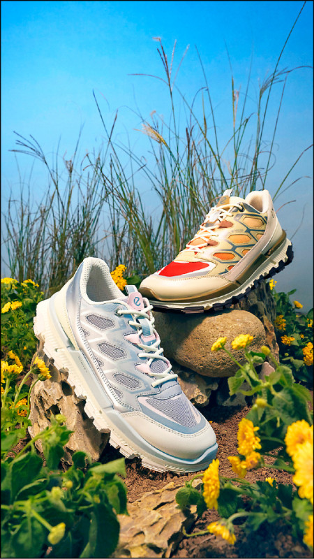 ECCO BIOM 2.2 TRL設計為男女同款、不同色，不論身處都市或戶外都能自由切換風格。銀白色女鞋，9,380元，將於3月上市（圖左）；大地色男鞋，9,680元，將於2月4日限量上市（圖右）。